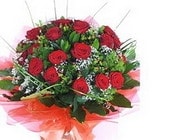 Sizlere �zel farkl� bir tanzim modeli 13 adet saf k�rm�z� bakara g�l buketi