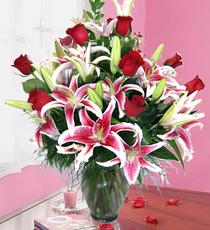 Ankara Ke�i�ren �i�ek�i yolla d�kkan�m�zdan vazoda g�l ve kazablanka �i�e�i Ankara �i�ek g�nder firmas� �ahane �r�n�m�z 