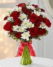 12 adet k�r�m�z g�l ve beyaz mevsim �i�ekleri